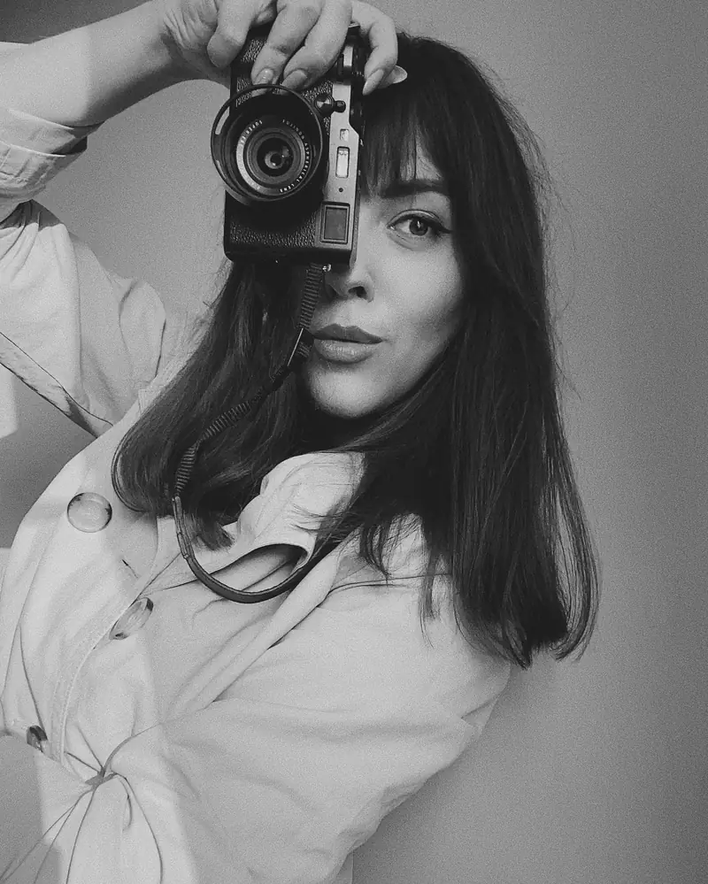 Gabriela Kanik — czarno-biały autoportret z aparatem przy twarzy